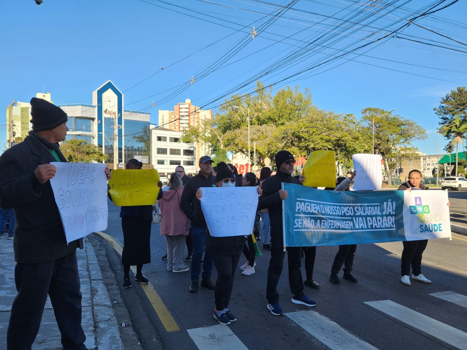 Trabalhadores do Hospital Materno Infantil Santa Catarina cobram pagamento das rescisões e complemento do piso da Enfermagem em protesto