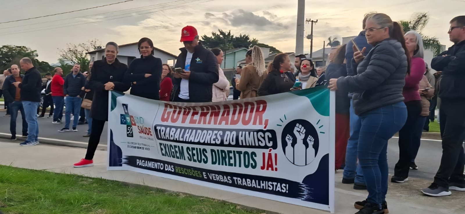Trabalhadores do HMISC protestam durante visita de Jorginho Mello e recebem sinalização de apoio do Governo do Estado
