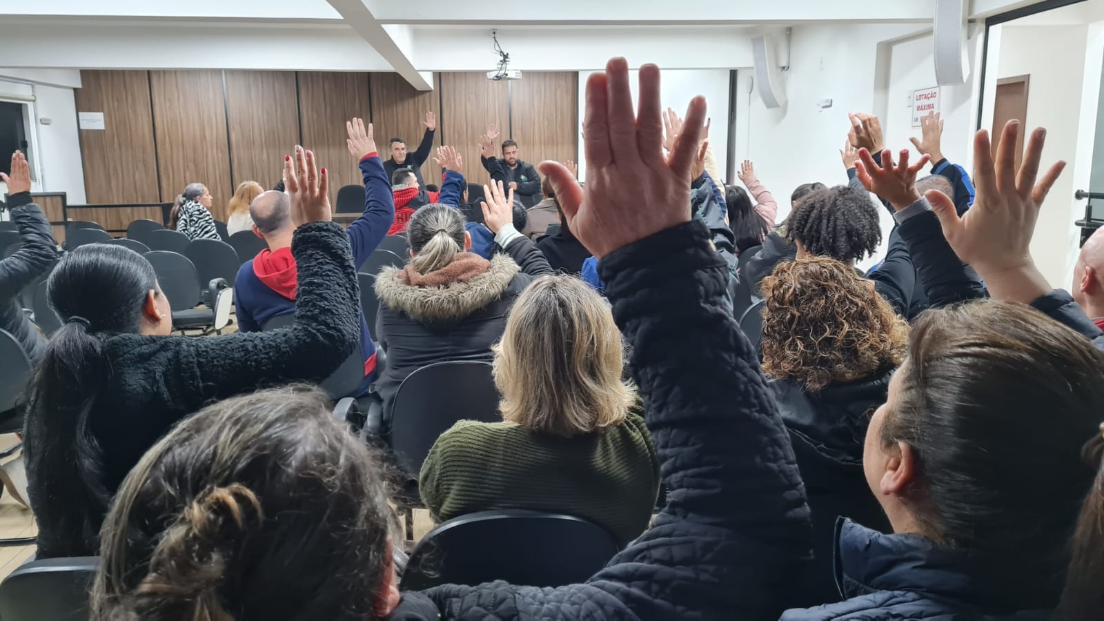 Trabalhadores da enfermagem aprovam greve a partir do dia 30 de junho 