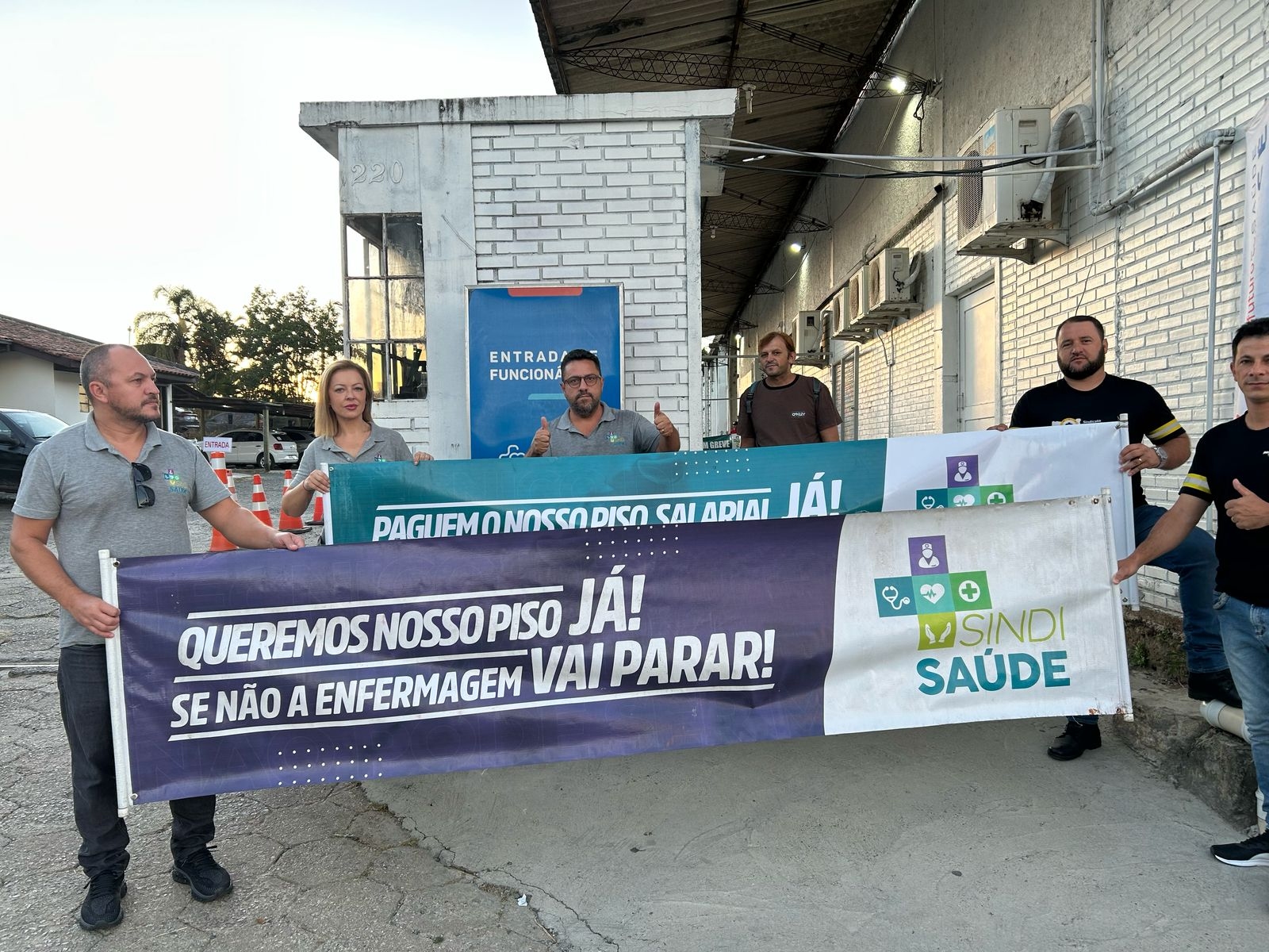 Técnicos da enfermagem do Hospital São José paralisaram nesta sexta-feira (07), pelo pagamento do complemento do piso da enfermagem