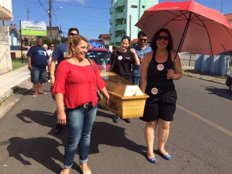 SINDISAÚDE 50 ANOS - Trabalhadores do Dom Joaquim, de Sombrio, protestaram com caixão o fechamento do hospital em dezembro de 2014