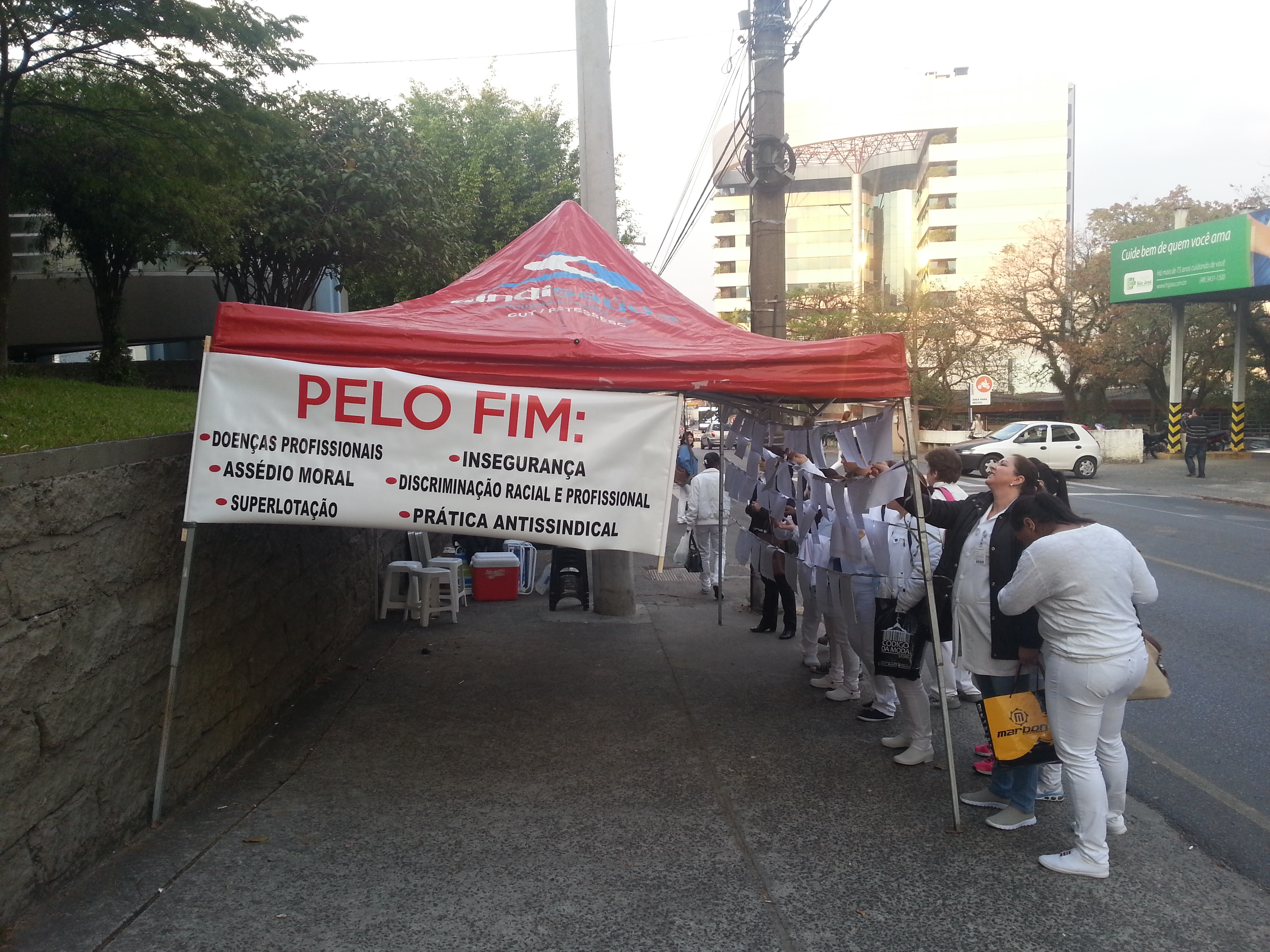 Sindisaúde 50 anos - Varal denunciando problemas dos trabalhadores do Sao José foi realizado no dia 17 de agosto de 2016
