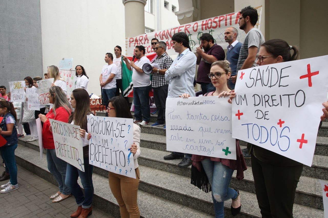Funcionários realizam manifestação em prol do Hospital Santa Catarina